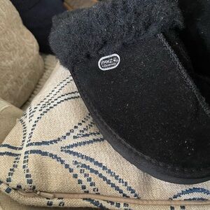 PAWZ Black Women's Faux Fur Lined Slip-On Flats